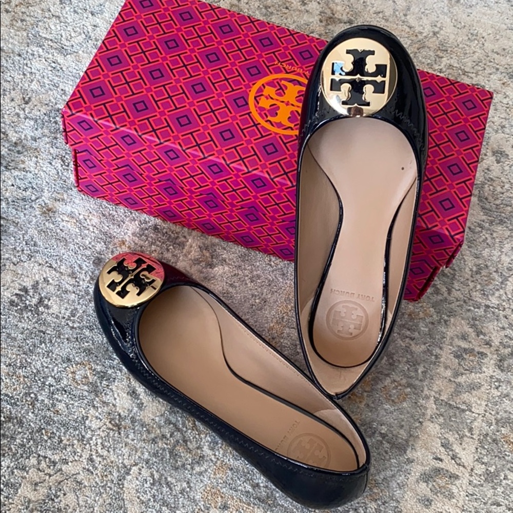 Tory Burch Reva Black Patent Flats 7B - Picture 3 of 7